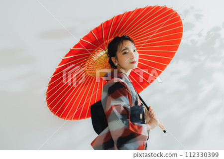 身穿幾何圖案和服的女人 112330399