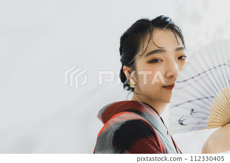 身穿幾何圖案和服的女人 112330405