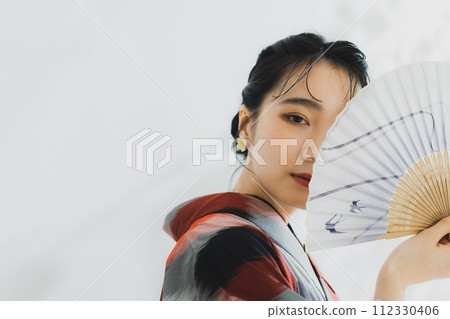A woman in a kimono Meisen with a geometric pattern A woman in a kimono Meisen with a geometric pattern 112330406