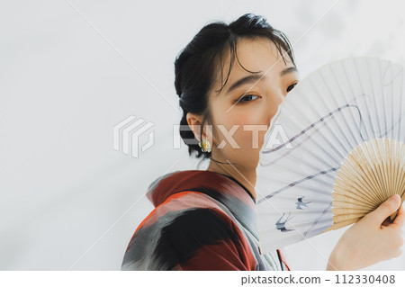 身穿幾何圖案和服的女人 112330408