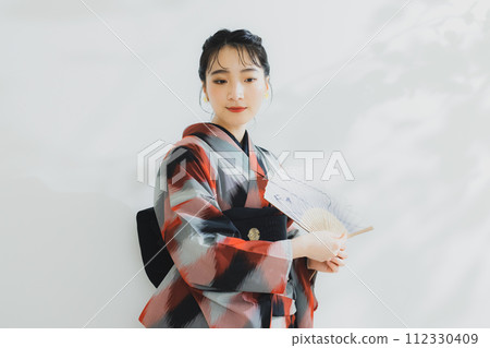 身穿幾何圖案和服的女人 112330409