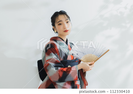 身穿幾何圖案和服的女人 身穿幾何圖案和服的女人 112330410