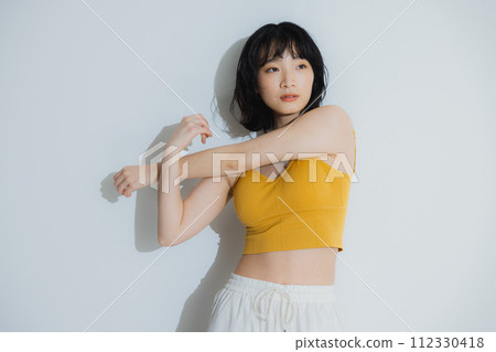 運動裝的女性 運動裝的女性 112330418