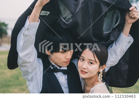 男人和女人在戶外雨中依偎 112330463