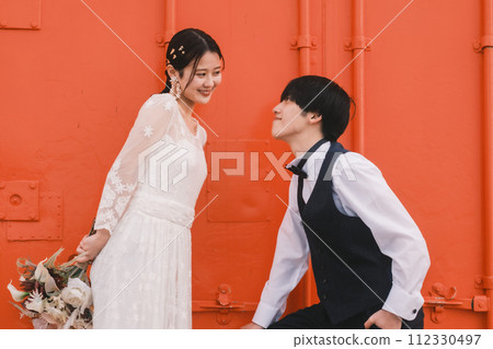 彩色牆前的新郎新娘 112330497