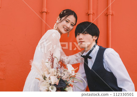 彩色牆前的新郎新娘 112330501