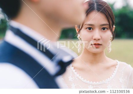 bride's gaze 112330536