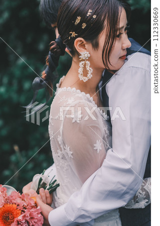 bride and groom hugging bride and groom hugging 112330669