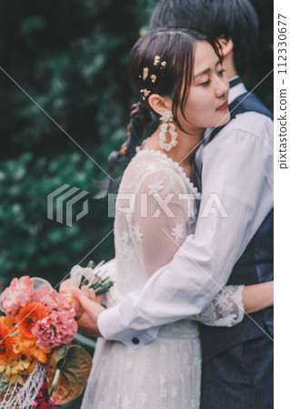 新娘和新郎擁抱 新娘和新郎擁抱 112330677