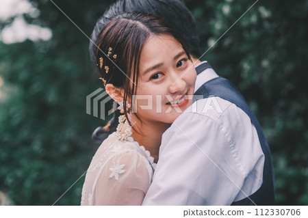bride and groom hugging bride and groom hugging 112330706