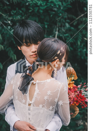 新娘和新郎在度假村擁抱 新娘和新郎在度假村擁抱 112330781