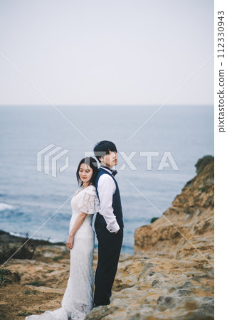 新娘和新郎在沙灘上依偎 新娘和新郎在沙灘上依偎 112330943