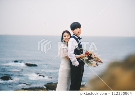 新娘和新郎在沙灘上依偎 112330964