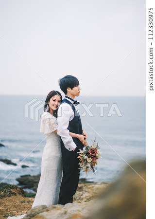 新娘和新郎在沙灘上依偎 新娘和新郎在沙灘上依偎 112330975