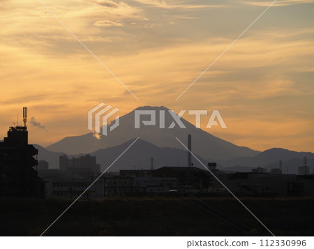 從川口市荒川堤防看黃昏的富士山 112330996