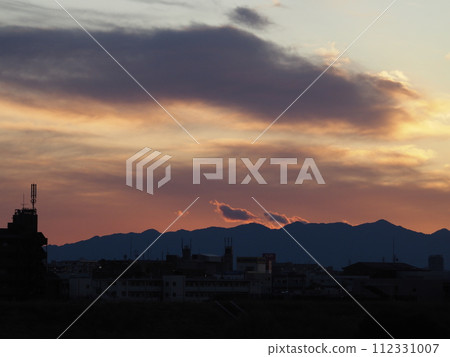 The sky colored by sunset and the silhouette of the Kanto Mountains The sky colored by sunset and the silhouette of the Kanto Mountains 112331007