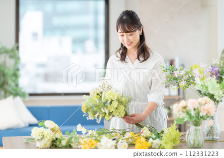 在客廳做愛好插花的中年婦女 112331223