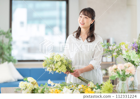 在客廳做愛好插花的中年婦女 112331224