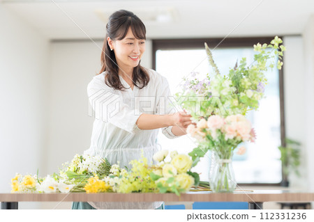 在客廳做愛好插花的中年婦女 112331236