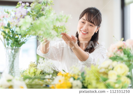在客廳做愛好插花的中年婦女 在客廳做愛好插花的中年婦女 112331250