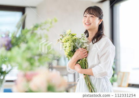 在客廳做愛好插花的中年婦女 112331254