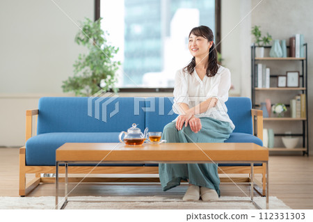 中年婦女在客廳喝茶 112331303