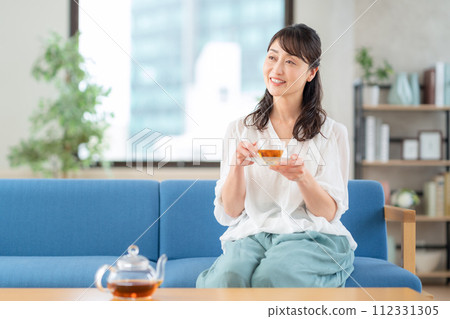 中年婦女在客廳喝茶 112331305