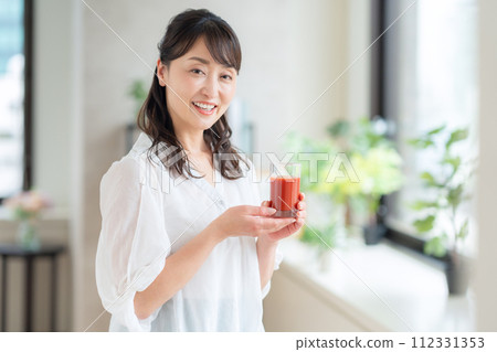 中年婦女在客廳喝番茄汁 112331353