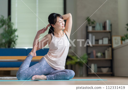 在客廳做瑜伽的中年婦女 112331419