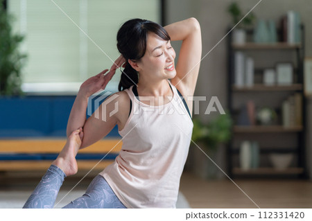 在客廳做瑜伽的中年婦女 112331420