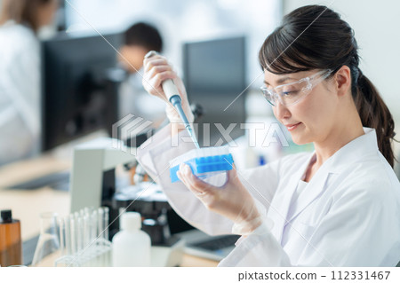 中年婦女用吸管做研究和實驗 112331467