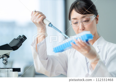 中年婦女用吸管做研究和實驗 112331468