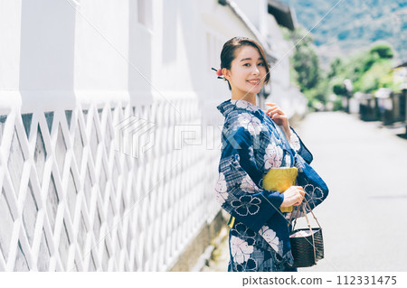 穿著浴衣在萩市城下町散步的女人 112331475