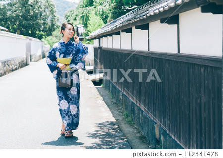 穿著浴衣在萩市城下町散步的女人 112331478