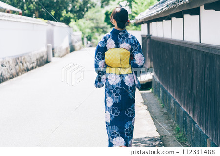 A woman in a yukata 112331488