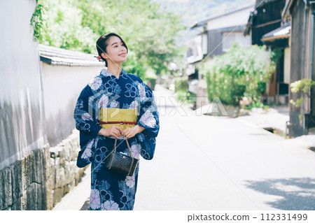 穿著浴衣在萩市城下町散步的女人 112331499