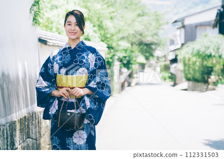 穿著浴衣在萩市城下町散步的女人 112331503