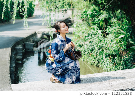 A woman in a yukata 112331528