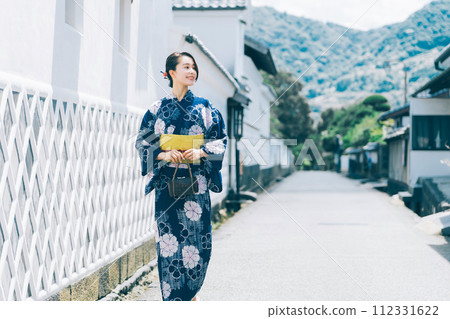 穿著浴衣遊覽萩市城下町的女人 112331622