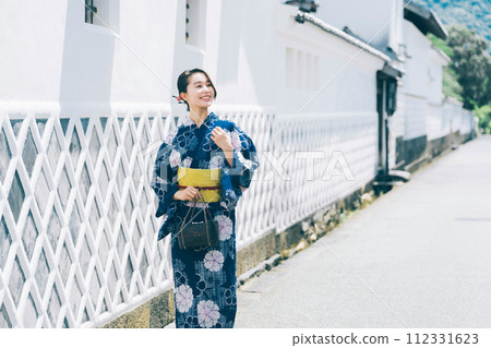 穿著浴衣觀光萩城下町的女人 112331623