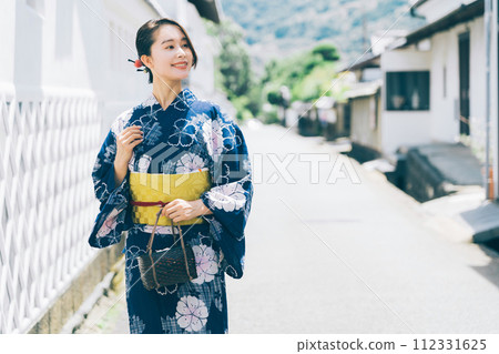 A woman in a yukata sightseeing Hagi castle town A woman in a yukata sightseeing Hagi castle town 112331625