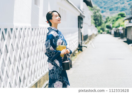 穿著浴衣觀光萩城下町的女人 112331628