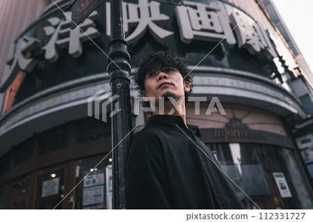 一個在復古建築前等候的男人 112331727