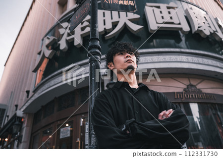 一個在復古建築前等候的男人 一個在復古建築前等候的男人 112331730