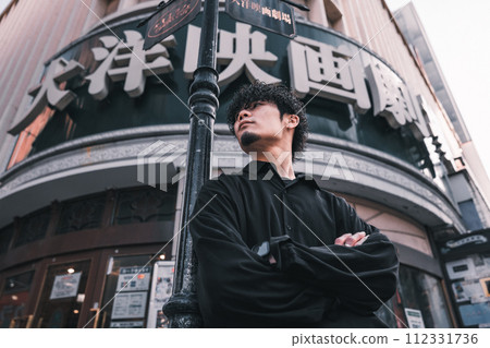 A man waiting in front of a retro building 112331736