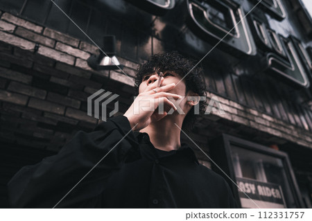 在戶外吸煙的人 112331757