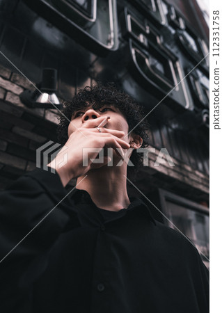 在戶外吸煙的人 112331758