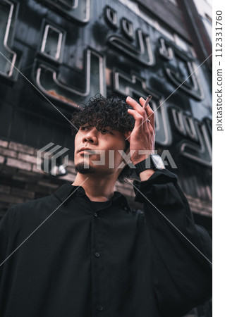 在戶外吸煙的人 在戶外吸煙的人 112331760