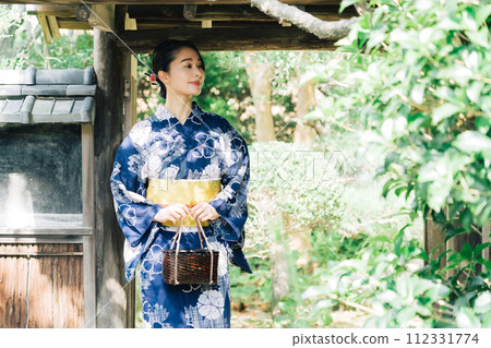 穿過日式門的穿著浴衣的女人 112331774