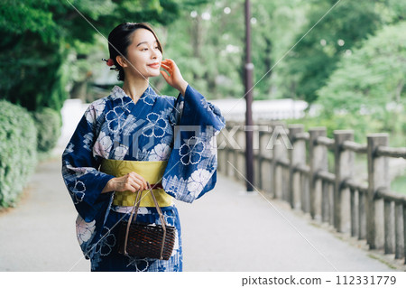 A woman in a yukata 112331779